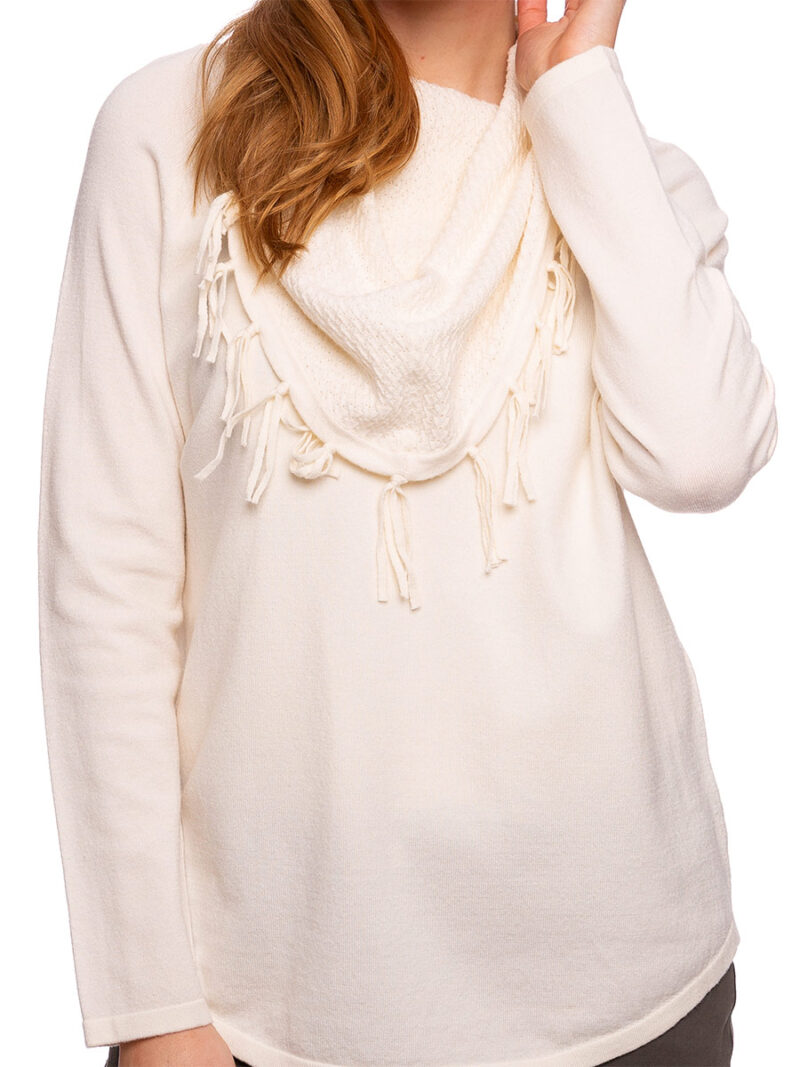 Chandail CyC 222-4094 en tricot doux et léger avec un grand col tombant texturé pointelle et franges couleur blanc cassé