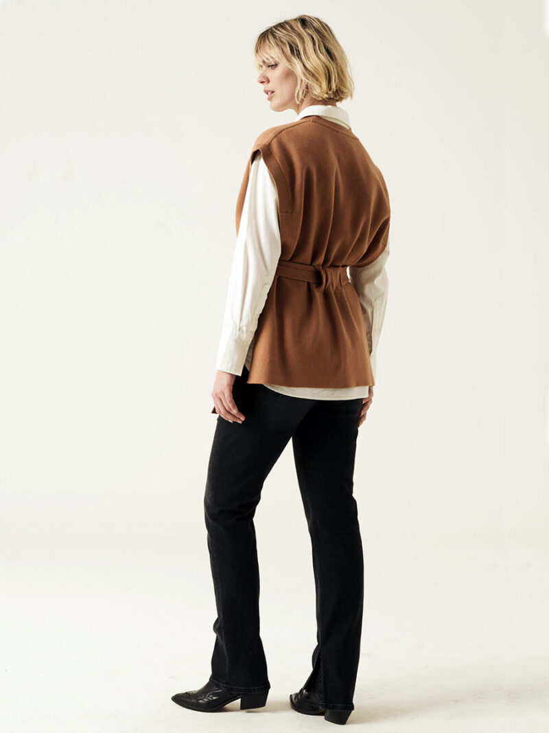 Garcia T20244 sleeveless knit jacket with belt camel color