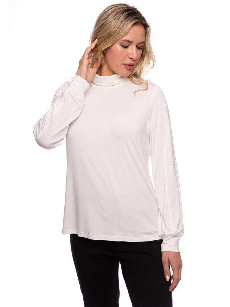 Top CoCo Y Club 222-5076 soft and comfortable turtleneck off white