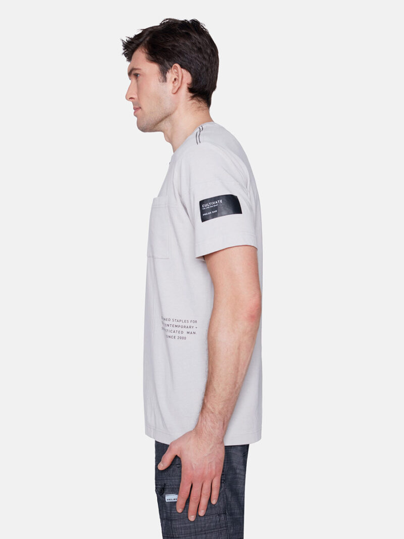 T-shirt Projek Raw 142709 manches courtes en coton imprimé avec une poche couleur ivoire