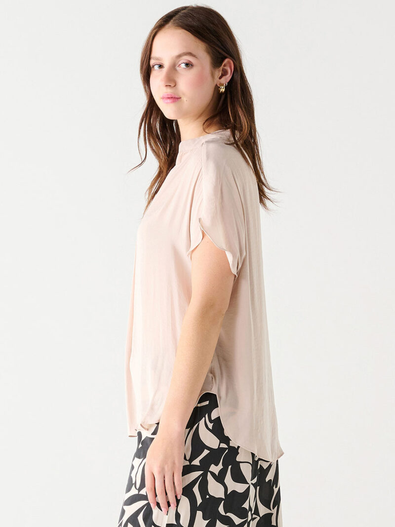 Black Tape 232518T short-sleeved pearl-colored satin blouse